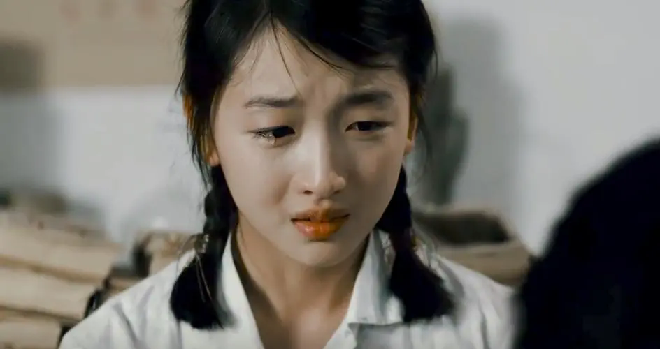 32岁周冬雨韩国行,连衣裙造型性感升级