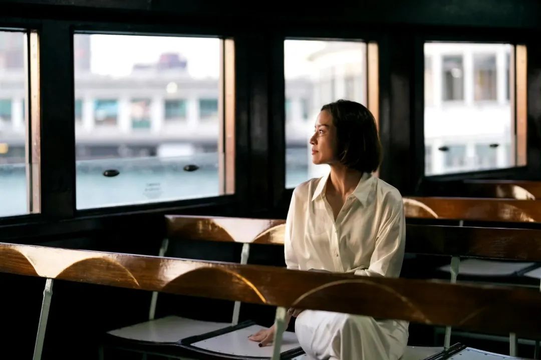 李娜42岁依然魅力四射，V领衬衫下的女神形象