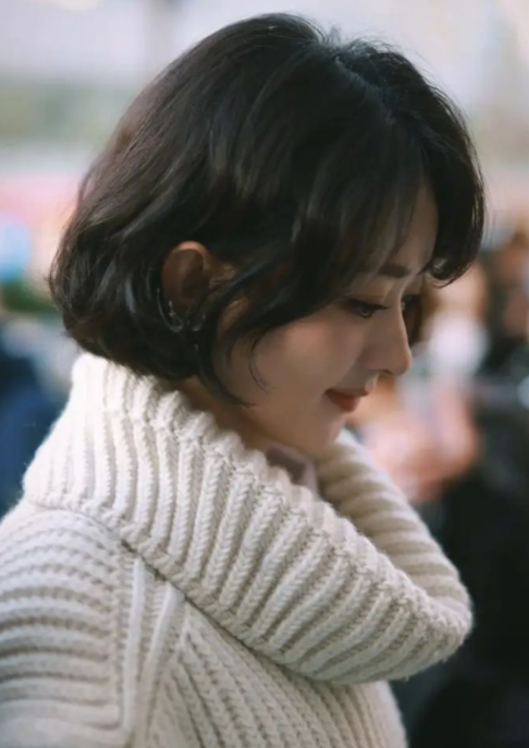 赵丽颖短发新风格:37岁如少女般青春