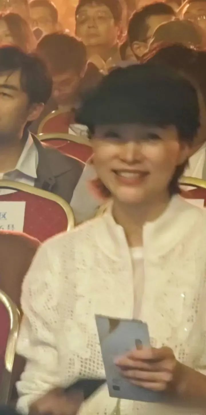 董卿母子刘谦演出,10岁儿子正脸惊艳亮相