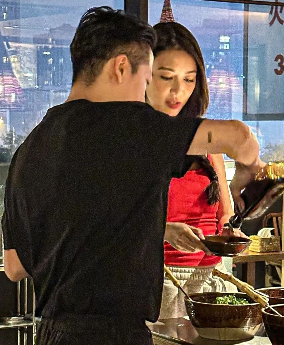 薛凯琪火锅店被偶遇,43岁依旧如少女般青春