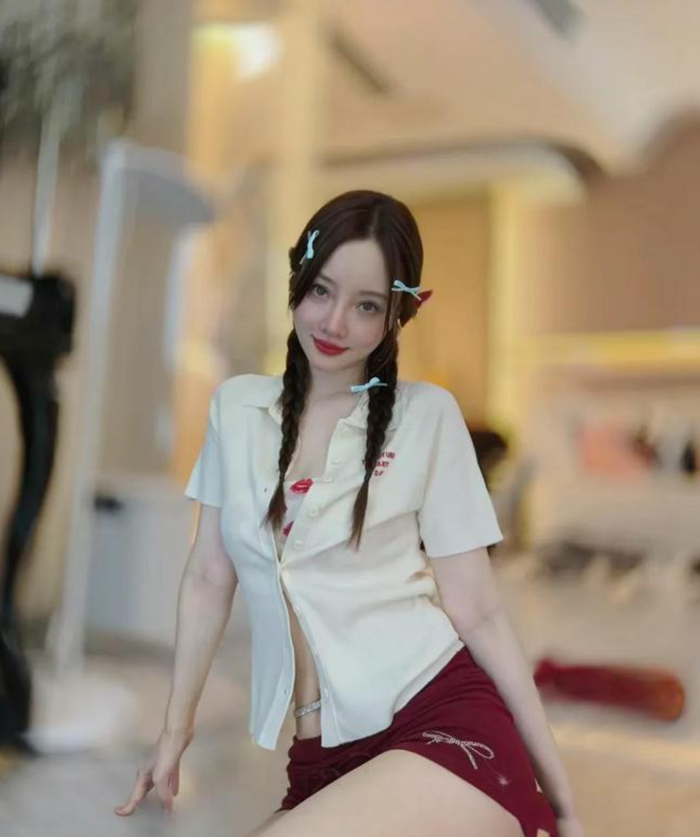 李小璐写真大胆展现:43岁依旧充满魅力